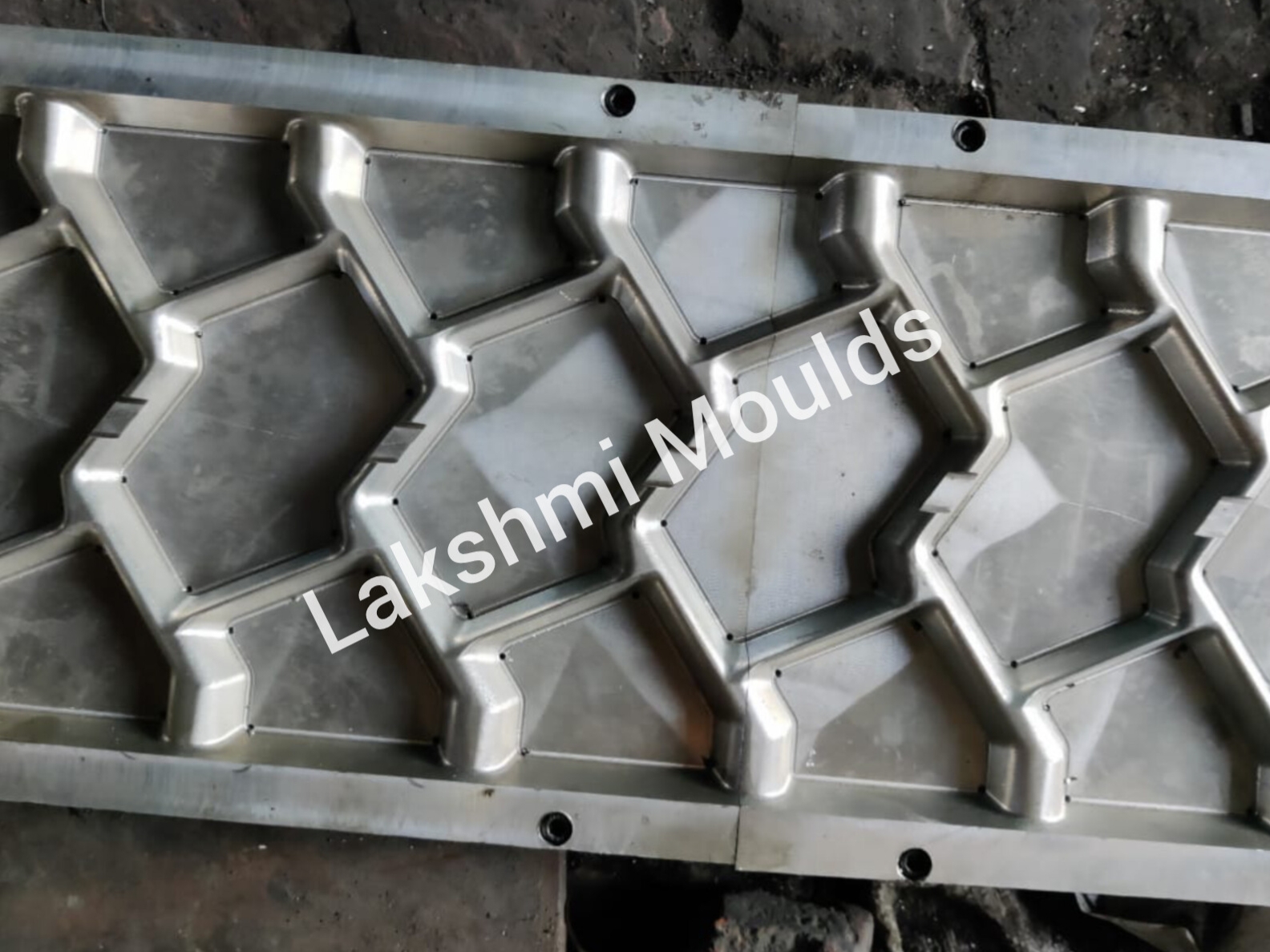 Precision directional tyre tread pattern design
