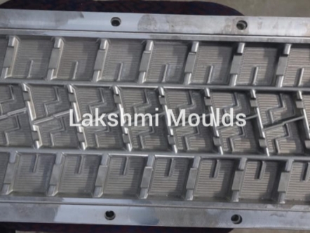 Alternating shoulder block retread tyre mould