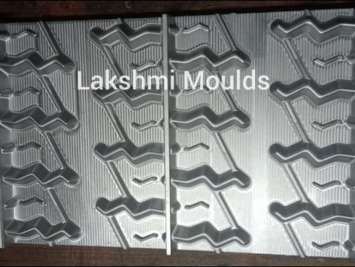 Premium passenger vehicle retread mould tooling