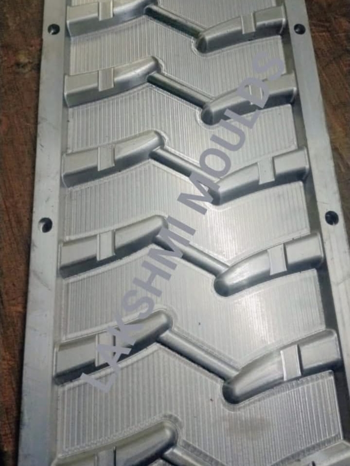 Aluminium tyre retreading mould profile