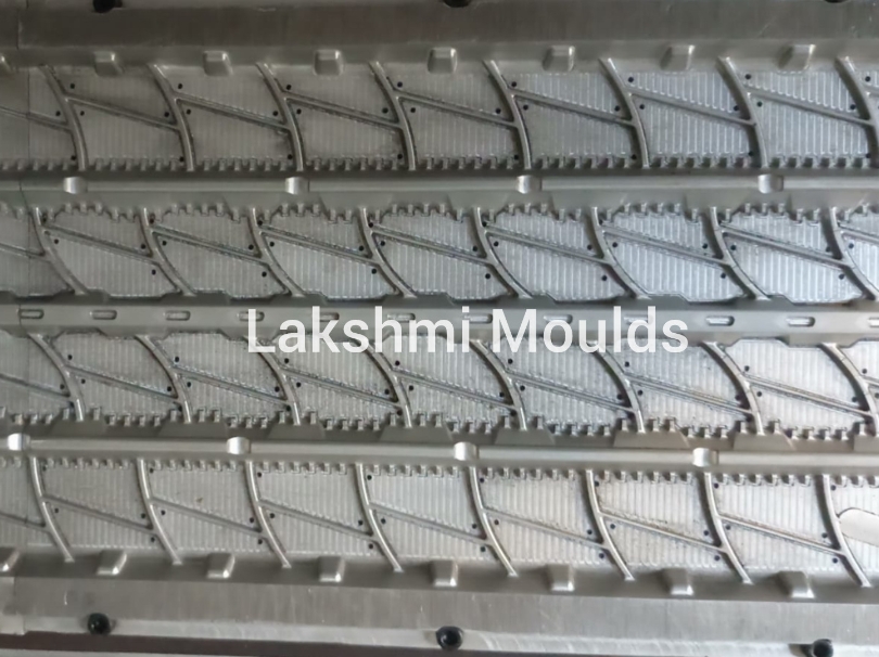 Longitudinal rib tyre block mould tool