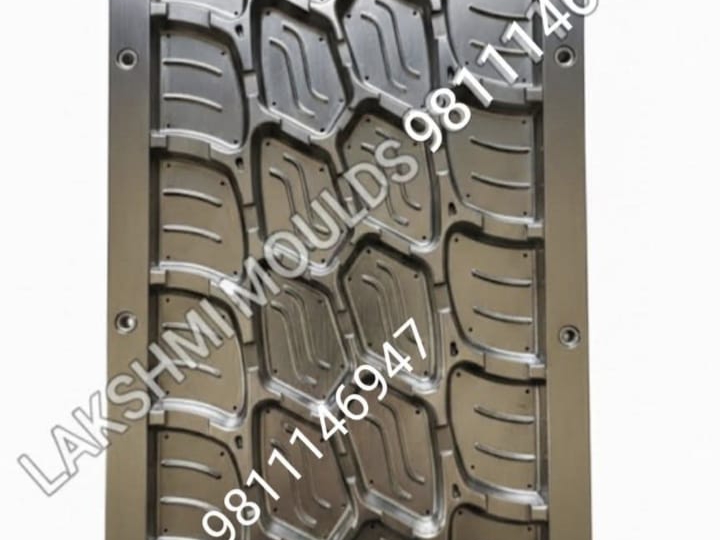 Industrial tyre retread vulcanizing matrix