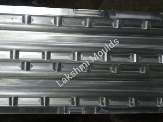 Custom tyre pattern extrusion compression die